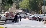 La police sécurise la zone près d'une banque à Haïfa où une femme a menacé de faire exploser un gilet explosif, le 2 septembre 2021. (Crédit : capture d'écran : Twitter)