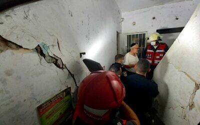 Un immeuble de Bnei Brak est évacué le 16 septembre 2021 après l'apparition de fissures sur les murs (Crédit : Service d'incendie et de secours)