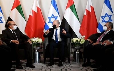 Le Premier ministre Naftali Bennett (C) rencontre le ministre d'État des Affaires étrangères des Émirats arabes unis Khalifa al-Marar (R) et le ministre bahreïni des Affaires étrangères Abdullatif Al Zayani (G) à son hôtel à New York, dimanche soir (Crédit : Avi Ohayon/GPO).