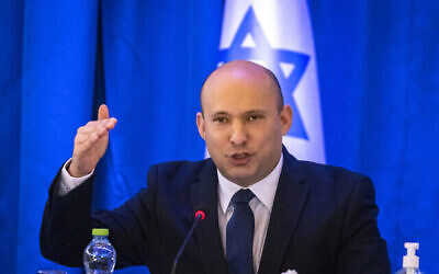 Le Premier ministre Naftali Bennett dirige une réunion du cabinet au ministère des Affaires étrangères à Jérusalem, le 12 septembre 2021. (Crédit : Olivier Fitoussi/Flash90)