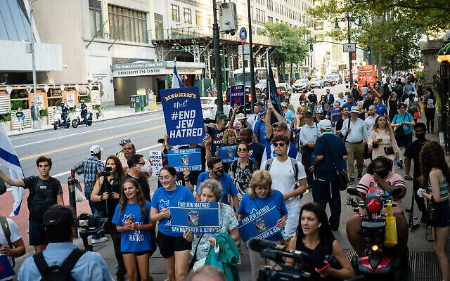 Des manifestants pro-Israël protestant contre Ben and Jerry's au sujet de son boycott des implantations, à New York, le 12 août 2021. (Crédit : Luke Tress/Flash90) Des manifestants pro-Israël protestant contre Ben and Jerry's au sujet de son boycott des implantations, à New York, le 12 août 2021. (Crédit : Luke Tress/Flash90)