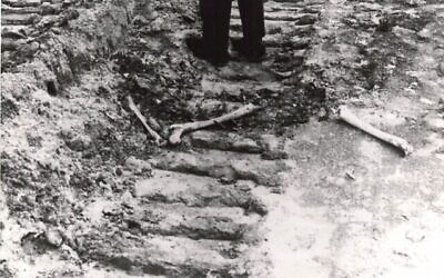 Les premiers efforts pour localiser et identifier les restes à Babi Yar en 1966. (Crédit : Joseph Schneider via la Bibliothèque nationale d'Israël)