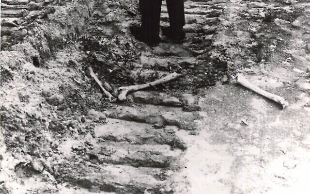 Les premiers efforts pour localiser et identifier les restes à Babi Yar en 1966. (Crédit : Joseph Schneider via la Bibliothèque nationale d'Israël) Les premiers efforts pour localiser et identifier les restes à Babi Yar en 1966. (Crédit : Joseph Schneider via la Bibliothèque nationale d'Israël)