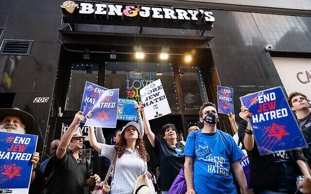 Des manifestants pro-israéliens protestent à New York contre Ben & Jerry's au sujet de son boycott des implantations, le 12 août 2021. (Crédit : Luke Tress/Flash90) Des manifestants pro-israéliens protestent à New York contre Ben & Jerry's au sujet de son boycott des implantations, le 12 août 2021. (Crédit : Luke Tress/Flash90)