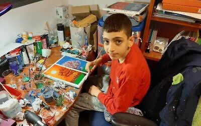 Barak Houry, 12 ans, en train de peindre dans sa chambre. (Autorisation : Famille Houry)