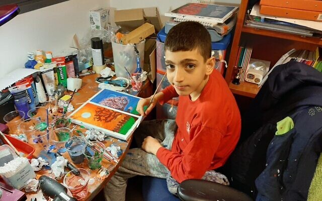 Barak Houry, 12 ans, en train de peindre dans sa chambre. (Autorisation : Famille Houry) Barak Houry, 12 ans, en train de peindre dans sa chambre. (Autorisation : Famille Houry)