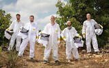 Les fondateurs de Beewise, de gauche à droite : Hillel Schreier, Eliyah Radzyner, Saar-Safra, Yossi Surin, Boaz Petersil. (Crédit : Beewise)