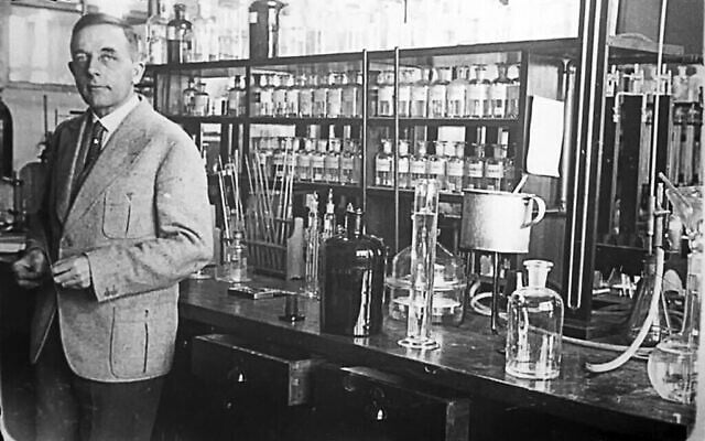 Otto Warburg dans son laboratoire à l'Institut Kaiser Wilhelm. (Crédit : Archives fédérales allemandes)
