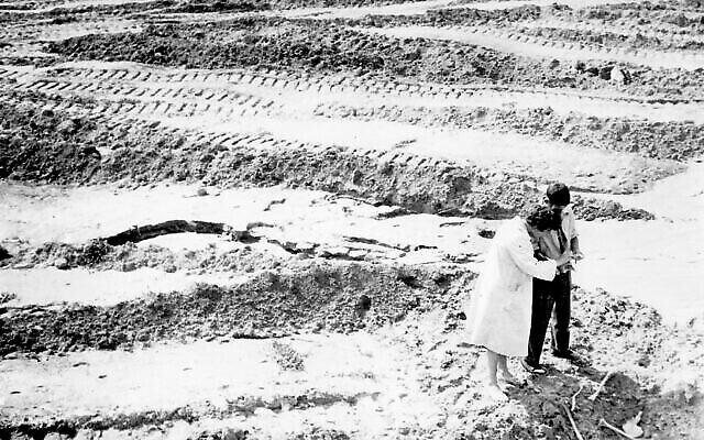 Les premiers efforts déployés dans les années 1960 pour localiser et identifier les restes à Babi Yar, où quelque 100 000 personnes ont été assassinées à peine 20 ans plus tôt. (Crédit : Joseph Schneider via la Bibliothèque nationale d'Israël) Les premiers efforts déployés dans les années 1960 pour localiser et identifier les restes à Babi Yar, où quelque 100 000 personnes ont été assassinées à peine 20 ans plus tôt. (Crédit : Joseph Schneider via la Bibliothèque nationale d'Israël)