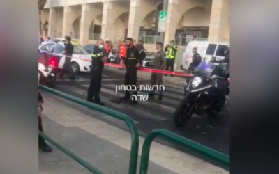 Promenade de Tel Aviv, à l'angle des rues Herbert Shmuel et Zerubavel après qu'un homme de 22 ans a menacé des passants avec une arme, le 22 septembre 2021 (Crédit : capture d'écran)