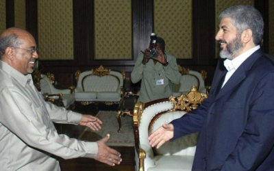 Le chef du Hamas Khaled Meshaal rencontre le président soudanais Omar Al-Bashir à Khartoum, Soudan, en août 2008. (AP / Abd Raouf)