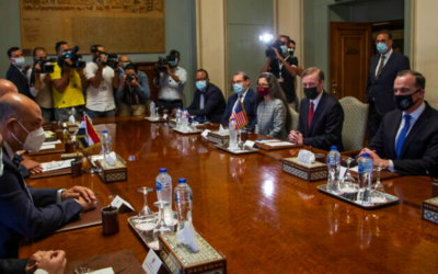 Le conseiller à la sécurité nationale de la Maison Blanche, Jake Sullivan, assis (deuxième à droite), rencontre le ministre égyptien des Affaires étrangères Sameh Shoukry et leurs délégations au ministère des Affaires étrangères, au Caire, en Égypte, le mercredi 29 septembre 2021. (Crédit : AP Photo/Nariman El-Mofty)