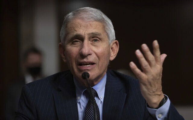 Le Dr. Anthony Fauci, directeur de l'Institut national américain des allergies et des maladies infectieuses aux Instituts nationaux de la santé, écoutant lors d'une audience de la commission sénatoriale de la Santé, de l'Éducation, du Travail et des Pensions sur la réponse du gouvernement fédéral au COVID-19, au Capitol Hill, à Washington, le 23 septembre 2020. (Crédit : Graeme Jennings/Pool via AP)