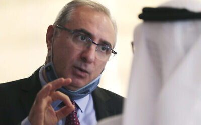 L'ambassadeur d'Israël aux EAU, Eitan Naeh, à gauche, s'entretient avec un fonctionnaire émirati lors du Global Investment Forum à Dubaï, aux Émirats arabes unis, le 2 juin 2021. (Crédit : AP/Kamran Jebreili)