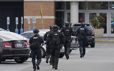 Illustration - Des policiers courent vers l'entrée du centre commercial Westfield Southcenter après son évacuation suite à une fusillade, le 1er mai 2021, à Tukwila, Washington, au sud de Seattle. (Crédit : AP Photo/Ted S. Warren)
