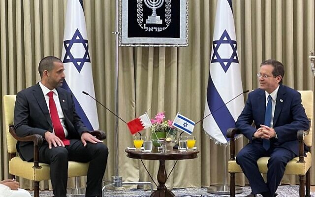 L'ambassadeur du Bahreïn en Israël, Khaled Al Jalahma, à gauche, et le président Isaac Herzog à Jérusalem, le 14 septembre 2021. (Crédit : GPO) L'ambassadeur du Bahreïn en Israël, Khaled Al Jalahma, à gauche, et le président Isaac Herzog à Jérusalem, le 14 septembre 2021. (Crédit : GPO)