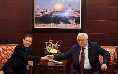 Isaac Herzog, alors leader de l'opposition, rencontre le président de l'Autorité palestinienne Mahmoud Abbas, à Ramallah, en Cisjordanie, le 1er décembre 2013. (Issam Rimawi / Flash90 / File)