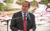 Le député Likud Nir Barkat s'exprime lors de l'ouverture d'une ancienne route sur le site archéologique de la Cité de David dans le quartier de Silwan à Jérusalem-Est, le 30 juin 2019. (Flash90)