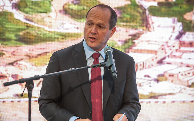 Le député Likud Nir Barkat s'exprime lors de l'ouverture d'une ancienne route sur le site archéologique de la Cité de David dans le quartier de Silwan à Jérusalem-Est, le 30 juin 2019. (Flash90)