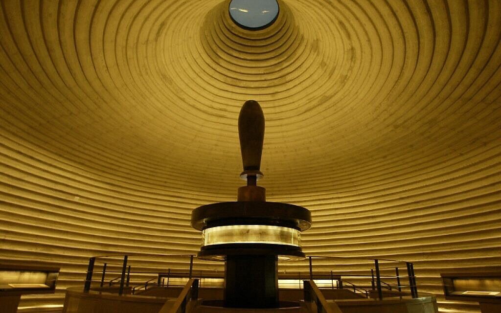 L'intérieur du sanctuaire du Livre, qui héberge les rouleaux de la mer Morte au musée d'Israël. (Crédit :  Flash90)