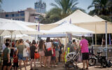 Des gens font la queue pour être testés à la COVID-19 sur la place Rabin de Tel Aviv, le 19 juillet 2021. (Crédit : Miriam Alster/FLASH90)