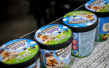 Des pots de crème glacée dans l'usine Ben and Jerry's près de Kiryat Malachi, le 21 juillet 2021. (Crédit : Flash90)