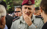 Le chef d'État-major de l'armée israélienne Aviv Kohavi lors des funérailles du correspondant aux affaires militaires de la Deuxième chaîne Roni Daniel, au cimetière de Kiryat Shaul, le 29 juillet 2021. (Crédit :  Sassoni/Flash90)
