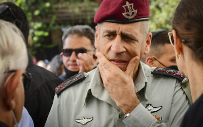 Le chef d'État-major de l'armée israélienne Aviv Kohavi lors des funérailles du correspondant aux affaires militaires de la Deuxième chaîne Roni Daniel, au cimetière de Kiryat Shaul, le 29 juillet 2021. (Crédit :  Sassoni/Flash90)