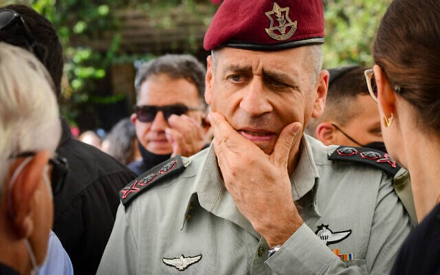 Le chef d'État-major de l'armée israélienne Aviv Kohavi lors des funérailles du correspondant aux affaires militaires de la Deuxième chaîne Roni Daniel, au cimetière de Kiryat Shaul, le 29 juillet 2021. (Crédit : Sassoni/Flash90) Le chef d'État-major de l'armée israélienne Aviv Kohavi lors des funérailles du correspondant aux affaires militaires de la Deuxième chaîne Roni Daniel, au cimetière de Kiryat Shaul, le 29 juillet 2021. (Crédit : Sassoni/Flash90)