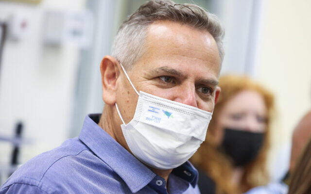 Le ministre de la Santé Nitzan Horowitz en visite à l'hôpital Ziv, dans la ville de Safed, dans le nord du pays, le 24 août 2021. (Crédit : David Cohen/Flash90)