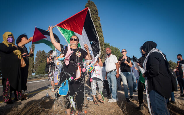 Des défenseurs israéliens des droit de l'Homme demandent la libération d'Anhar al-Deek, 25 ans, à l'entrée de la prison de Damon, dans le nord d'Israël, le 29 août 2021. (Crédit : Roni Ofer/Flash90 Des défenseurs israéliens des droit de l'Homme demandent la libération d'Anhar al-Deek, 25 ans, à l'entrée de la prison de Damon, dans le nord d'Israël, le 29 août 2021. (Crédit : Roni Ofer/Flash90