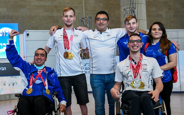 Les membres de 'l'équipe israélienne de natation des Jeux paralympiques de Tokyo à leur arrivée à l'aéroport international Ben-Gurion en Israël, le 5 septembre 2020. (Crédit : Flash90)
