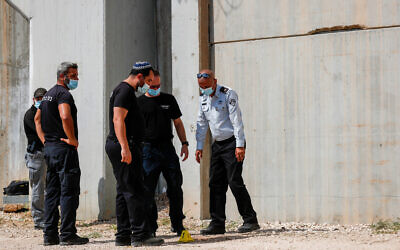 Des agents de police et des gardiens aux abords de la prison de Gilboa, dans le nord d'Israël, d'où six terroristes palestiniens se sont échappés, le 6 septembre 2021. (Crédit : Flash90)