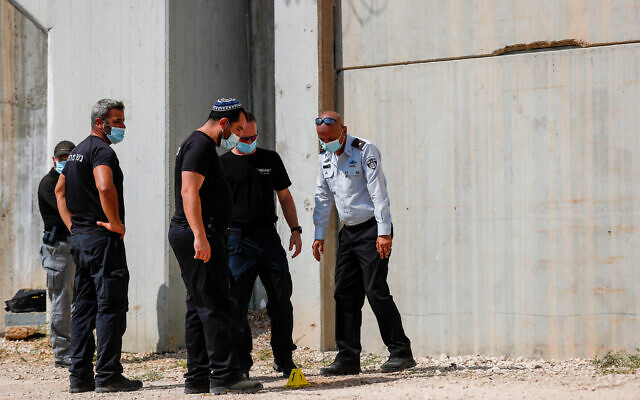 Des agents de police et des gardiens aux abords de la prison de Gilboa, dans le nord d'Israël, d'où six terroristes palestiniens se sont échappés, le 6 septembre 2021. (Crédit : Flash90) Des agents de police et des gardiens aux abords de la prison de Gilboa, dans le nord d'Israël, d'où six terroristes palestiniens se sont échappés, le 6 septembre 2021. (Crédit : Flash90)