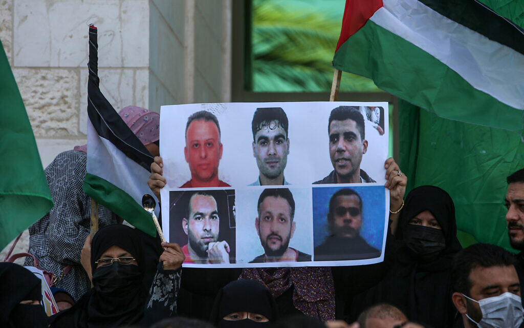 Les Palestiniens lors d'un rassemblement  à Khan Younès, dans la bande de Gaza, en solidarité avec les prisonniers palestiniens qui se sont évadés de la prison de Gilboa, en Israël, une photo prise le 8 septembre 2021. (Crédit : Abed Rahim Khatib/Flash90)