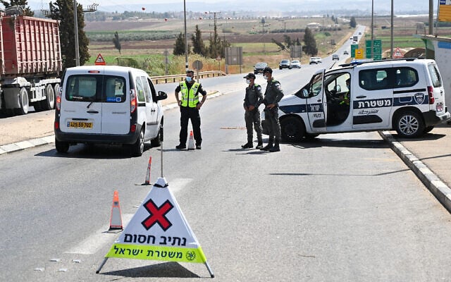 Des policiers israéliens à un barrage routier au carrefour de Jezreel, sur la Route 60, qui mène à Jénine, à la recherche des prisonniers palestiniens qui se sont enfuis de la prison Gilboa, le 9 septembre 2021. (Crédit : Michael Giladi/Flash90) Des policiers israéliens à un barrage routier au carrefour de Jezreel, sur la Route 60, qui mène à Jénine, à la recherche des prisonniers palestiniens qui se sont enfuis de la prison Gilboa, le 9 septembre 2021. (Crédit : Michael Giladi/Flash90)