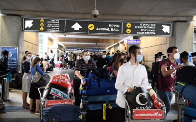 Des voyageurs arrivent à l'aéroport Ben-Gurion près de Tel Aviv, le 10 septembre 2021. (Crédit : Yossi Zeliger / Flash90)