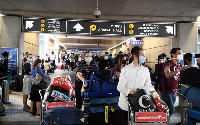 Des voyageurs arrivent à l'aéroport Ben-Gurion près de Tel Aviv, le 10 septembre 2021. (Crédit : Yossi Zeliger / Flash90) Des voyageurs arrivent à l'aéroport Ben-Gurion près de Tel Aviv, le 10 septembre 2021. (Crédit : Yossi Zeliger / Flash90)