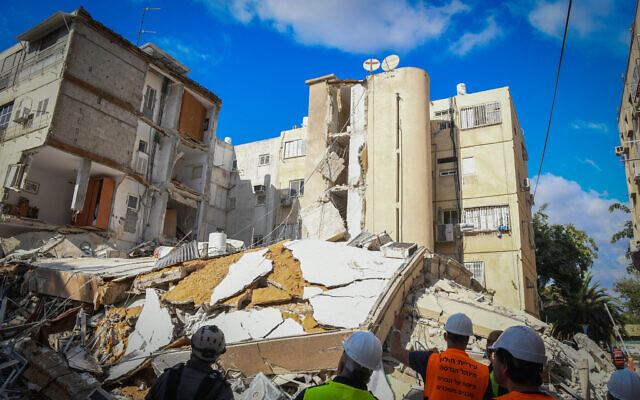 Le lieu de l'effondrement d'un immeuble d'habitation à Holon le 12 septembre 2021. (Crédit : Flash90)