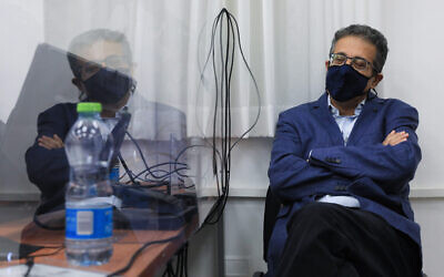 L'ancien directeur-général du site d'information Walla à la cour de district de Tel Aviv, le 14 septembre 2021. (Crédit :  Olivier Fitoussi/Flash90)