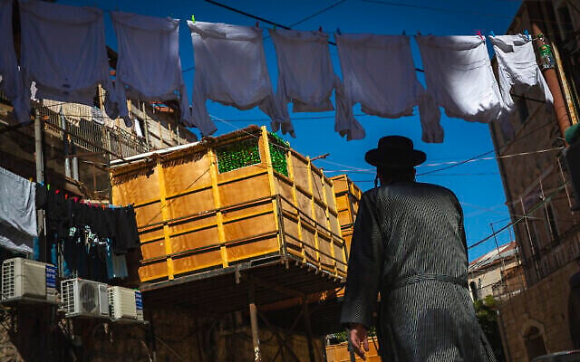 Une soucca dans le quartier ultra-orthodoxe de Mea Shearim à Jérusalem, le 19 septembre 2021. (Crédit : Olivier Fitoussi/Flash90)