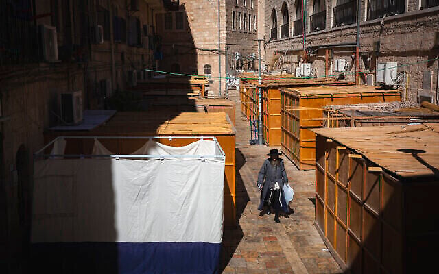 Des souccot dans le quartier ultra-orthodoxe de Mea Shearim à Jérusalem, le 19 septembre 2021. (Crédit : Olivier Fitoussi/Flash90)
