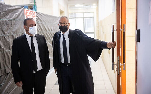L'avocat de l'ancien Premier ministre Benjamin Netanyahu, Boaz Ben Tzur (d), et l'avocat Jack Chen arrivent au tribunal de district de Jérusalem pour une audience, le 29 septembre 2021. (Crédit : Yonatan Sindel/Flash90) L'avocat de l'ancien Premier ministre Benjamin Netanyahu, Boaz Ben Tzur (d), et l'avocat Jack Chen arrivent au tribunal de district de Jérusalem pour une audience, le 29 septembre 2021. (Crédit : Yonatan Sindel/Flash90)