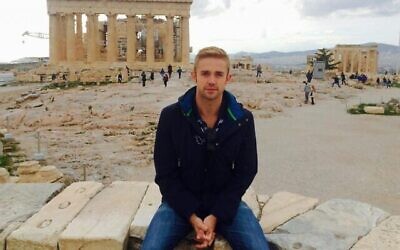 Marcel Goldhammer visite l'Acorpolis à Athènes, en Grèce, en 2015. (Crédit : avec l'aimable autorisation de Goldhammer)