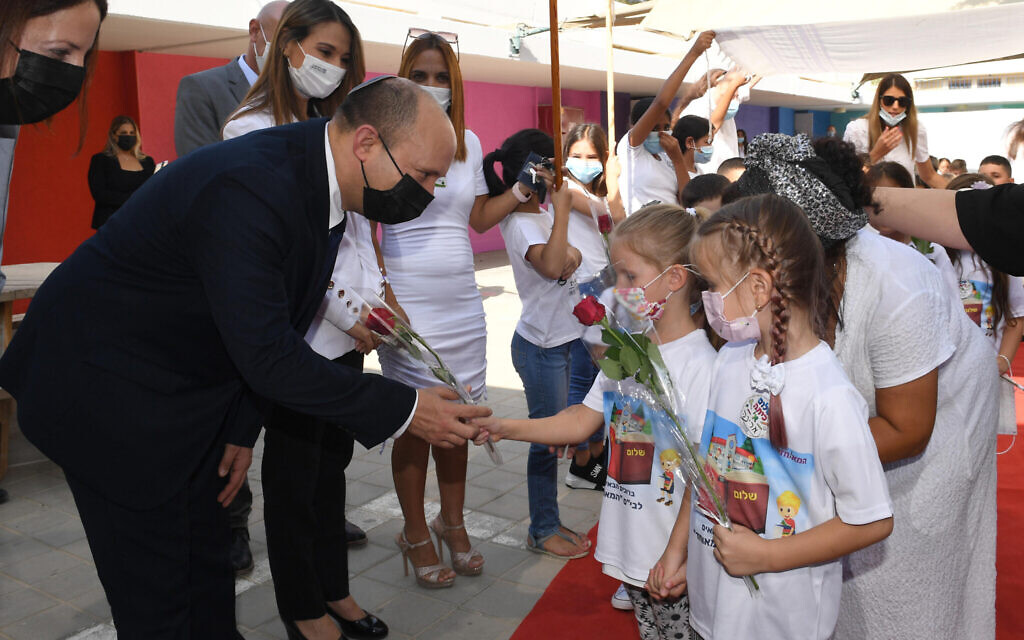 Le Premier ministre Naftali Bennett et la ministre de l'Éducation Yifat Shasha-Biton avec des enfants de l'école Eli Cohen Meuhad School à Yeruham, à la rentrée scolaire, le 1er septembre 2021. (Crédit : Haim Zach / GPO) Le Premier ministre Naftali Bennett et la ministre de l'Éducation Yifat Shasha-Biton avec des enfants de l'école Eli Cohen Meuhad School à Yeruham, à la rentrée scolaire, le 1er septembre 2021. (Crédit : Haim Zach / GPO)