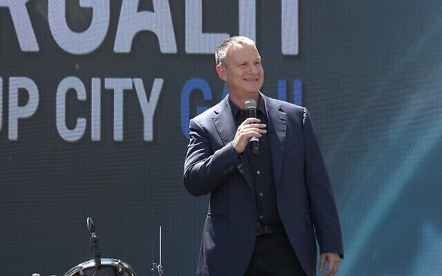 Le fondateur de JVP Erel Margalit fait un discours à l'inauration d'un centre d'innovation des technologies alimentaires à  Kiryat Shmona, le 2 septembre 2021. (Crédit : Ofer Freiman)