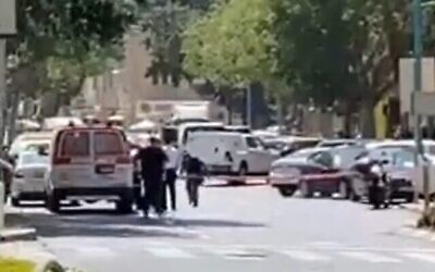 La police sécurise la zone près d'une banque à Haïfa où une femme a menacé de faire exploser un gilet explosif, le 2 septembre 2021. (Capture d'écran/Twitter)