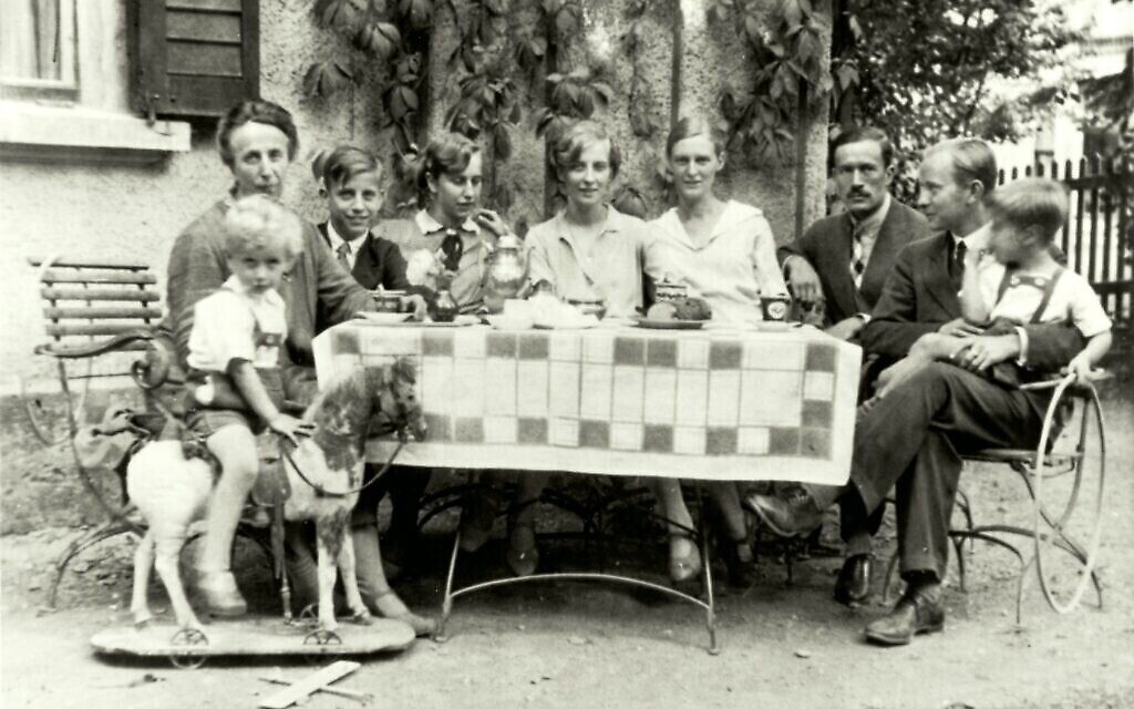 Mildred Harnack (quatrième à partir de la droite) avec la famille Harnack à Iéna, en Allemagne, 1929. (Autorisation : Gedenkstätte Deutscher Widerstand)