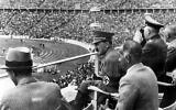 Joseph Goebbels, le chancelier allemand Adolf Hitler, le chef des sports du Reich Hans von Tschammer und Osten et le Generalfeldmarschall Werner von Blomberg observant les Jeux olympiques, à Berlin, en Allemagne, en août 1936. (Crédit : AP)