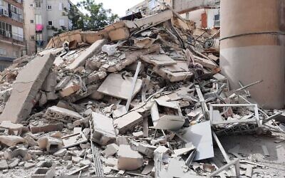 Le lieu de l'effondrement d'un immeuble d'habitation à Holon le 12 septembre 2021. (Crédit : Services d'incendie et de secours)
